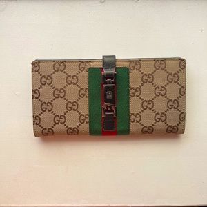 Gucci wallet. I think it’s the sherry line- not sure.